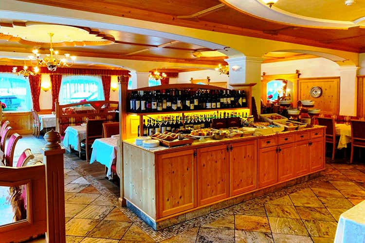 (Hotel Roy, l'accogliente tre stelle 
ai piedi della Marmolada)