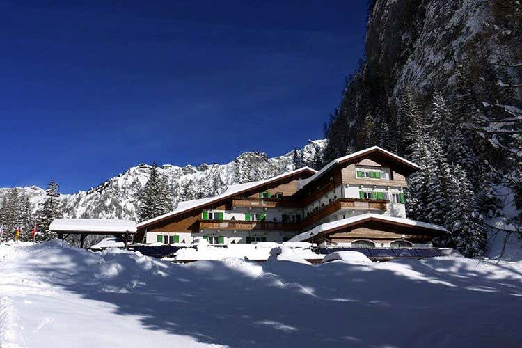 (Hotel Roy, l'accogliente tre stelle 
ai piedi della Marmolada)