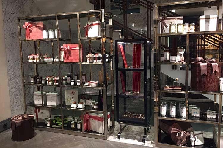 (I dolci di Da Vittorio per le feste 
in vetrina da Larusmiani a Milano)