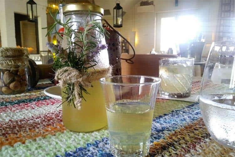 L'aperitivo di Domingo: acqua di pomodoro aromatizzata con basilico (I Due Camini, sapori di Puglia 
Niente fronzoli per Domingo Schingaro)