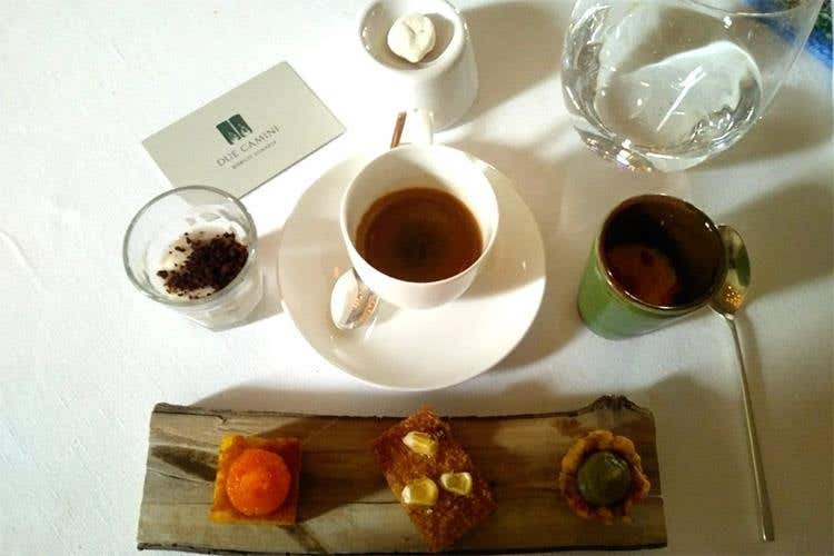 Caffè e piccola pasticceria (I Due Camini, sapori di Puglia 
Niente fronzoli per Domingo Schingaro)