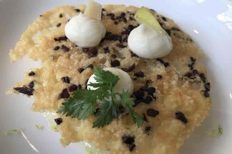 Risotto di pastinaca, cacao amaro e crema al Grana Padano (I Jeunes Restaurateurs d'Europe interpretano il Grana Padano