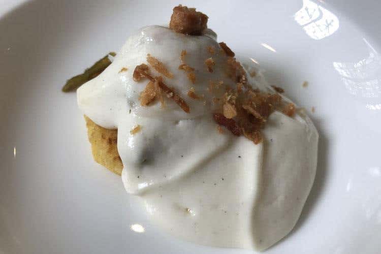 Pancake di patata, fagioli in salamoia, panna acida, schiuma di Grana Padano, ciccioli di maiale (I Jeunes Restaurateurs d'Europe interpretano il Grana Padano
