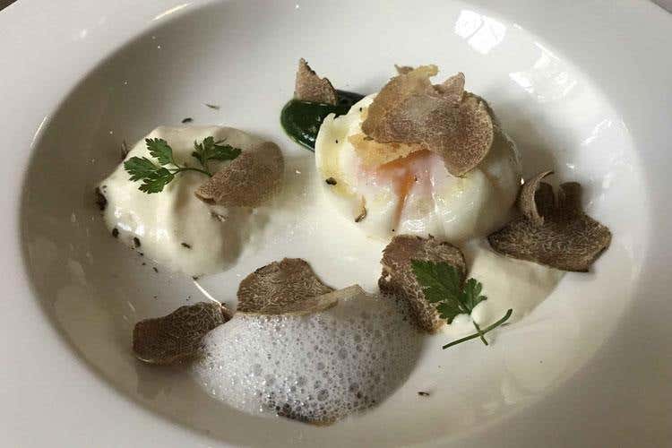 Uovo d’anatra al tartufo, spinaci e Grana Padano (I Jeunes Restaurateurs d'Europe interpretano il Grana Padano
