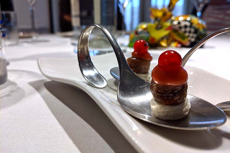 Acciuga italiana, formaggio fresco e frutti rossi (I menu scomposti dei fratelli Papa 
Sapori più intensi ad ogni portata)