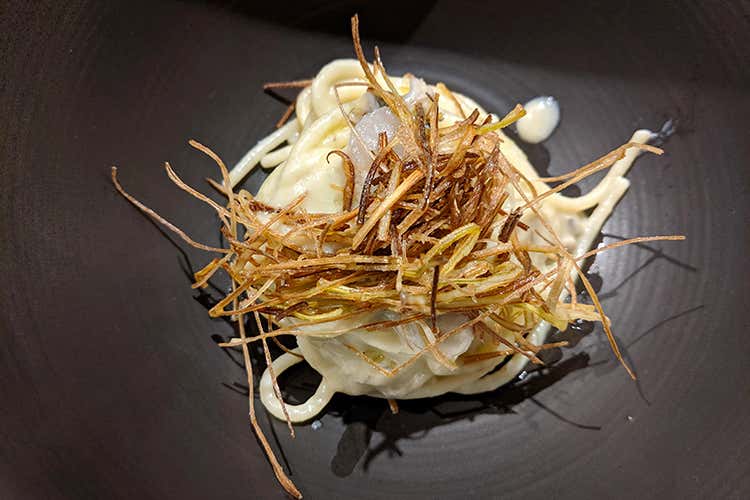 Spaghettone con ostrica, porro e anice stellato (I menu scomposti dei fratelli Papa 
Sapori più intensi ad ogni portata)