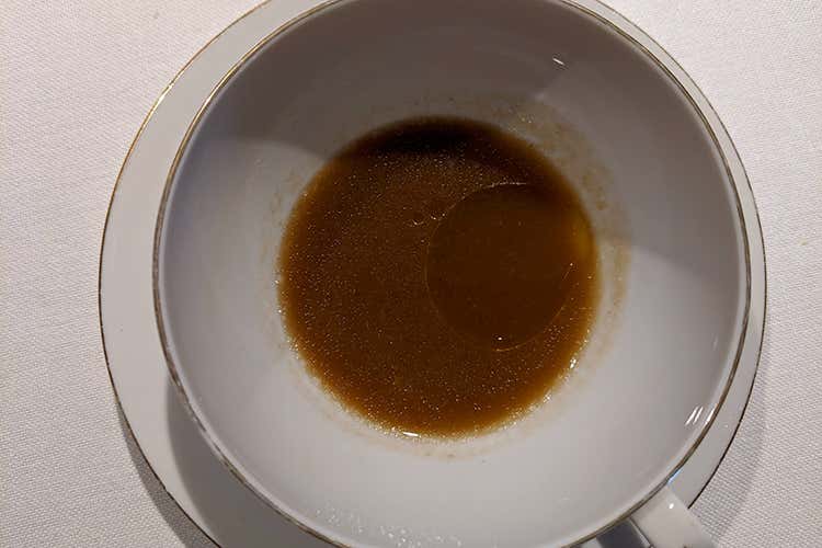 Brodo ai porcini, pesci bianchi e olio di cedro Tosoni (I menu scomposti dei fratelli Papa 
Sapori più intensi ad ogni portata)