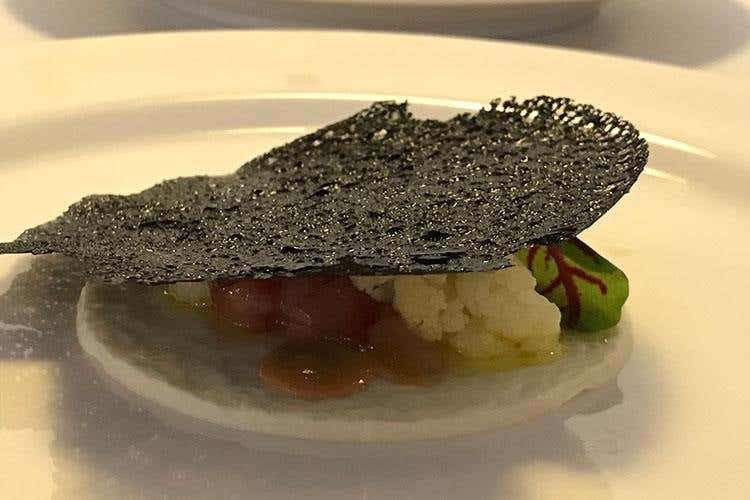 Tappetino di cavolfiori (“I miei nuovi menu” di Claudio Sadler 
Un nuovo viaggio dal piatto al pasto)