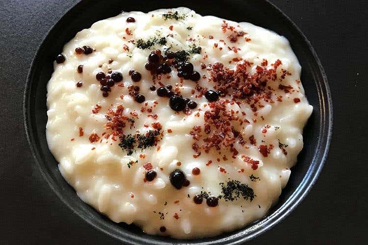 Risotto all'acqua di Grana Padano, polvere di prosciutto, perle di aceto balsamico e Champagne (“I miei nuovi menu” di Claudio Sadler 
Un nuovo viaggio dal piatto al pasto)