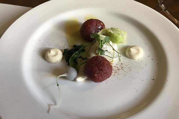 Insalata di carne cruda (“I miei nuovi menu” di Claudio Sadler 
Un nuovo viaggio dal piatto al pasto)