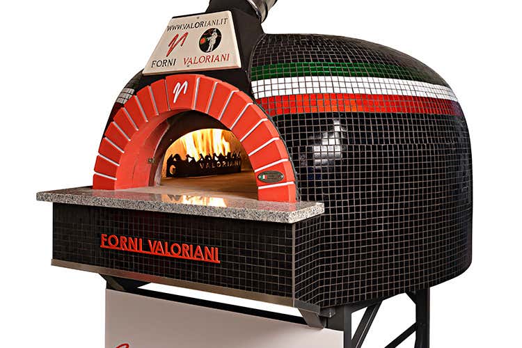 Forno con mosaico nero con tricolore