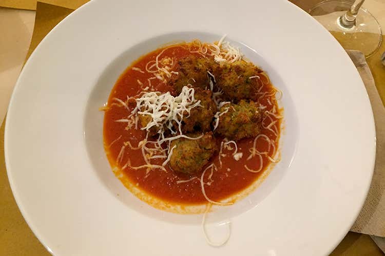 Polpette di pane in sugo di pomodoro (I sapori alle Freschette di Palermo 
ricordano i popoli di mezzo mondo)