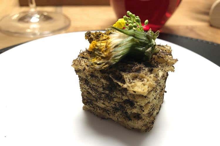 Spugna di barbabietola e fiore tarassaco in salamoia (I segreti più intimi del gardesano 
in tavola al Ristorante Alle Rose di Salò)