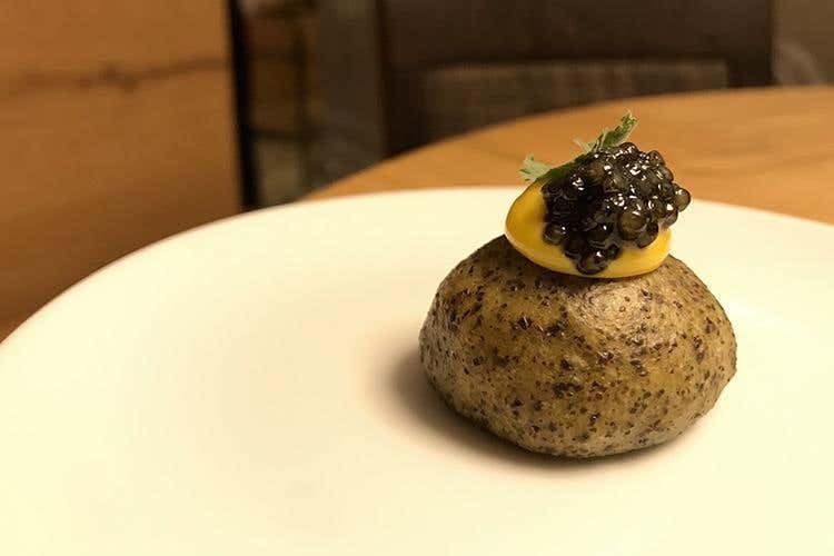 Pane al vapore con impasto alla canapa, caviale Calvisius, maionese e foglia alla malva (I segreti più intimi del gardesano 
in tavola al Ristorante Alle Rose di Salò)