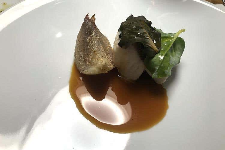 Gallinella al vapore, foglie di ortica, cipolla ramata di Montoro, noce moscata e ristretto di vitello (I segreti più intimi del gardesano 
in tavola al Ristorante Alle Rose di Salò)