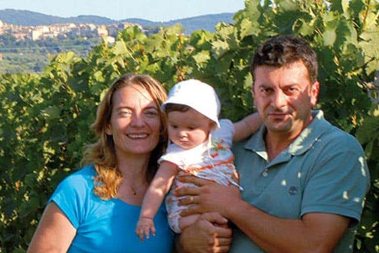 Silvia Menicagli e Stefano Billi con la figlia Erminia - I vini Fornacelle, nella regione di Bolgheri Frutto di un'autentica cultura contadina