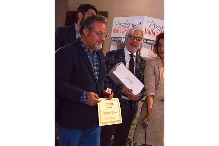 Umberto Montano, Giuseppe Saetta (Grana Padano) e Anna Maria Tossani - Iaccarino, Montano, Noschese, Marriott 
Gli Award 2016 di Italia a Tavola