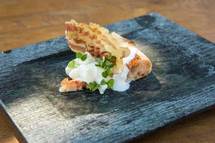 La mia pizza, pomodoro San Marzano, stracciatella, pancetta croccante azienda La Fiorida, spuma di Bitto, germogli di basilico - Axel Piloni e Marco Valli (Il Bitto “sotto le stelle” a La Fiorida 
L'omaggio dai cuochi Euro-Toques & Co)