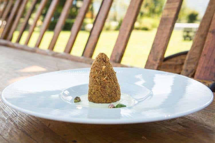 Arancinetto al pesto di pistacchioi e basilico con cuore di Bitto - Maurizio Urso (Il Bitto “sotto le stelle” a La Fiorida 
L'omaggio dai cuochi Euro-Toques & Co)