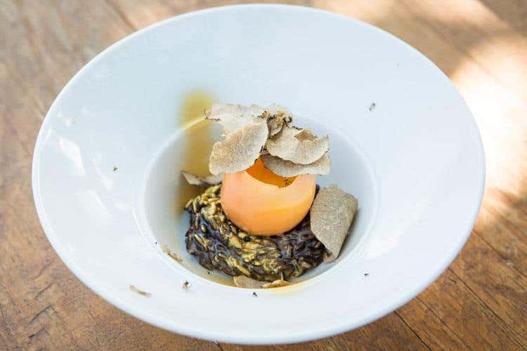 Uovo di cristallo con Bitto, patata e albume, riso nero e oro - Tano Simonato (Il Bitto “sotto le stelle” a La Fiorida 
L'omaggio dai cuochi Euro-Toques & Co)