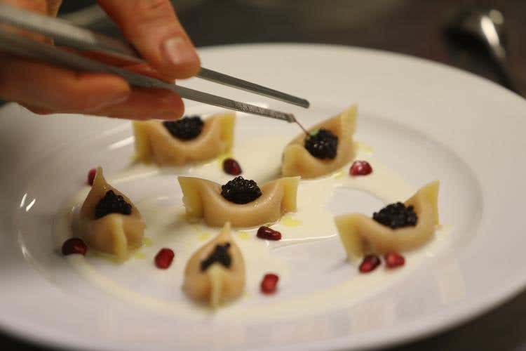 Ravioli di zucca, Casolet, melograno e caviale di aringa (Il Convivio di Madonna di Campiglio 
La cucina giapponese nelle Dolomiti)