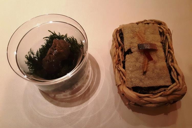 Biscotto di riso, trombetta dei morti, mugo olio e caffe (sx); Cialda di fossile e sarde del lago (dx) (Il Convivio di Madonna di Campiglio 
La cucina giapponese nelle Dolomiti)