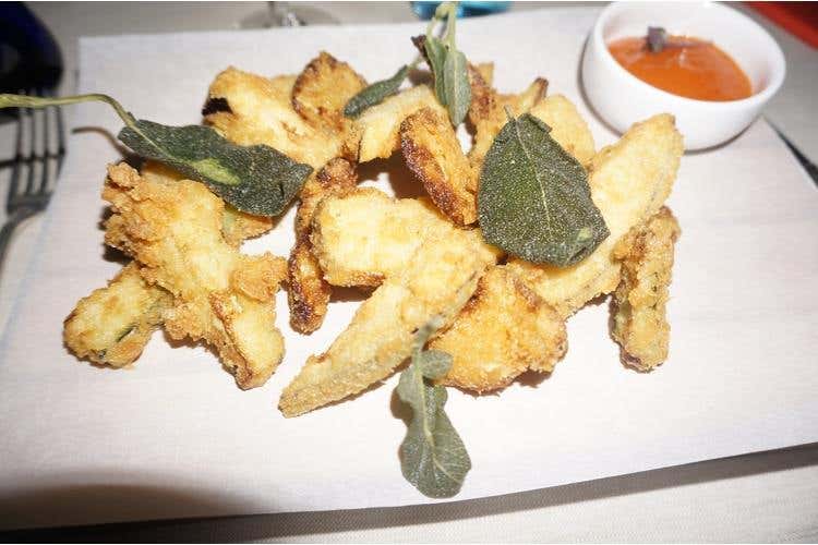 Frittura di funghi, melanzane, zucchine con salsa di peperoni in agrodolce - Il Cristallo di Cortina inverte la tendenza
Punta sul food con chef Fabrizio Albini