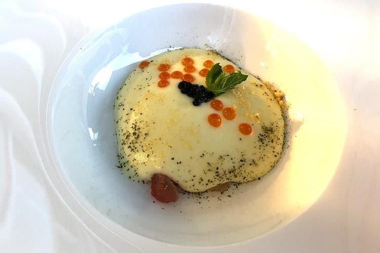 Spuma soffice di patate con uova e pesci di lago affumicati (Il Garda in tavola da Evo Bardolino 
Sana e stagionale, la cucina di Gottardello)