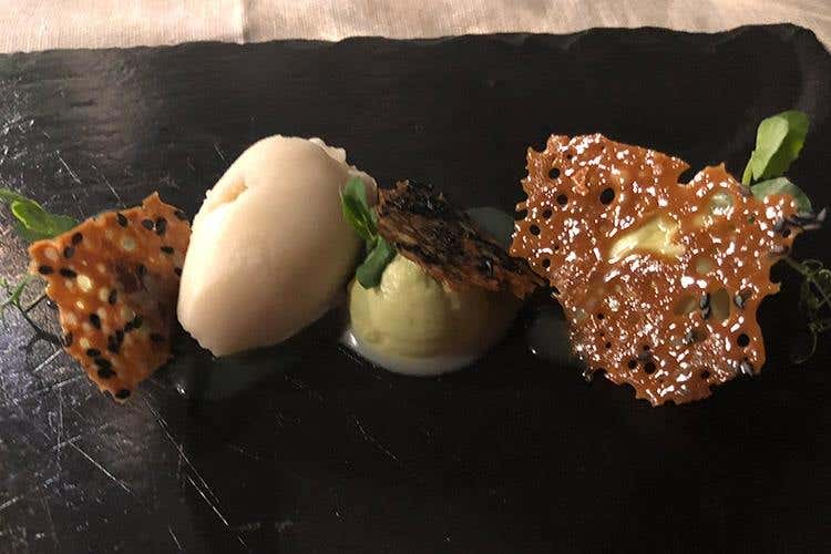 Soffice al the verde matcha, verbena, liches e croccante al sesamo (Il Garda in tavola da Evo Bardolino 
Sana e stagionale, la cucina di Gottardello)