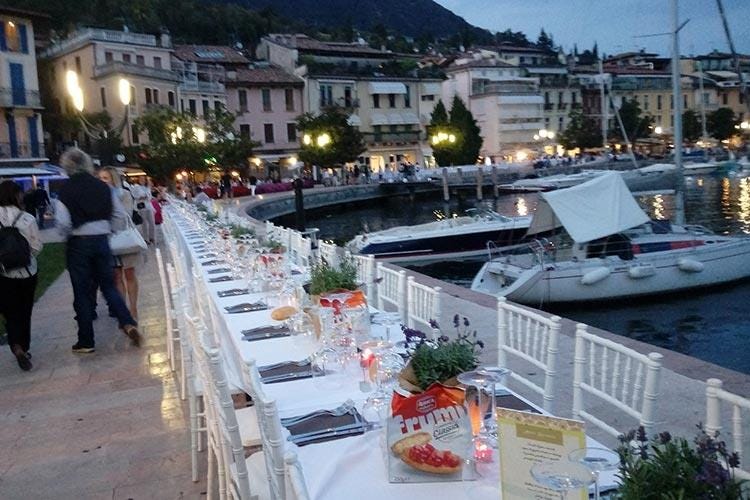 Il Garda saluta un'estate da record 
con una cena di lago e tipicità a Salò