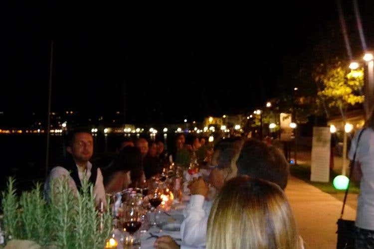 Il Garda saluta un'estate da record con una cena di lago e tipicità a Salò