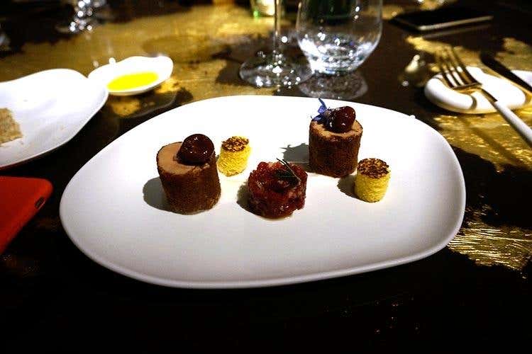 Fegato grasso d'oca al cioccolato con battuta di manzo e visciole all'Armagnac (Il lato gourmet di Poggio Le Volpi
Apre Barrique, firma Oliver Glowig)