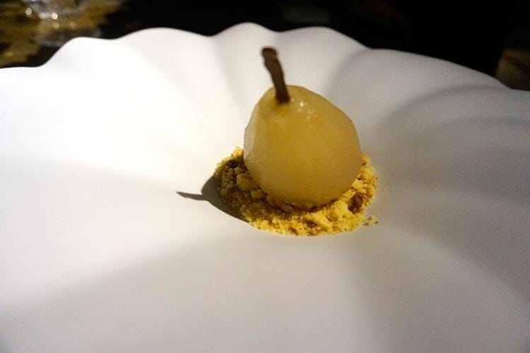 Pera cotta con crema alla vaniglia e crumble affumicato (Il lato gourmet di Poggio Le Volpi
Apre Barrique, firma Oliver Glowig)