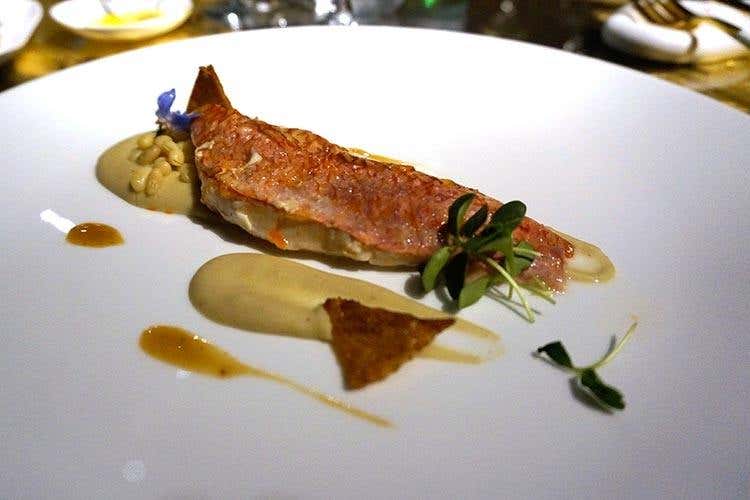 Triglia con pelle di pollo croccante e fagioli (Il lato gourmet di Poggio Le Volpi
Apre Barrique, firma Oliver Glowig)