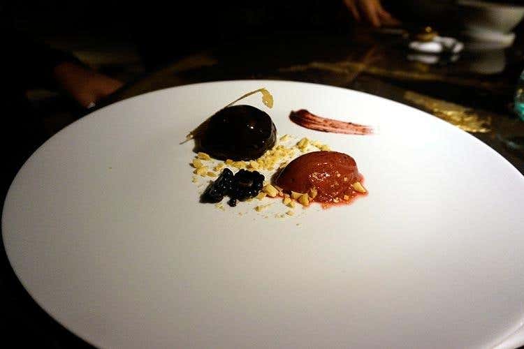 Sfera di cioccolato al latte con arachidi salate e more (Il lato gourmet di Poggio Le Volpi
Apre Barrique, firma Oliver Glowig)