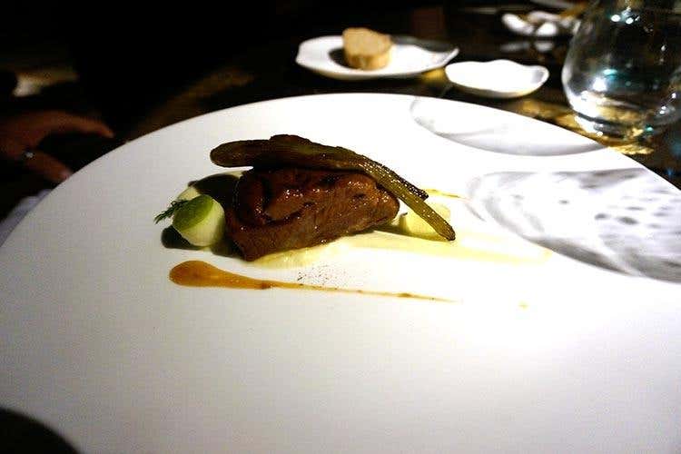 Guancia di vitello alla liquirizia con finocchi e mela verde (Il lato gourmet di Poggio Le Volpi
Apre Barrique, firma Oliver Glowig)