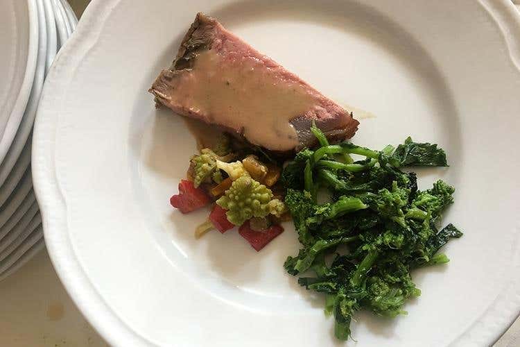 Tagliata di manzo con broccoli e caponata cilentana (Il lunch di Matteo Sangiovanni Da Paestum alla tavola di Euro-Toques