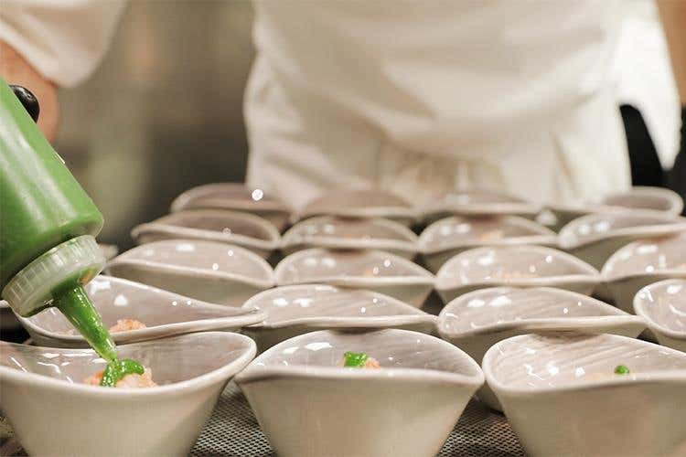 Impiattamento pane croccante, gambero e basilico