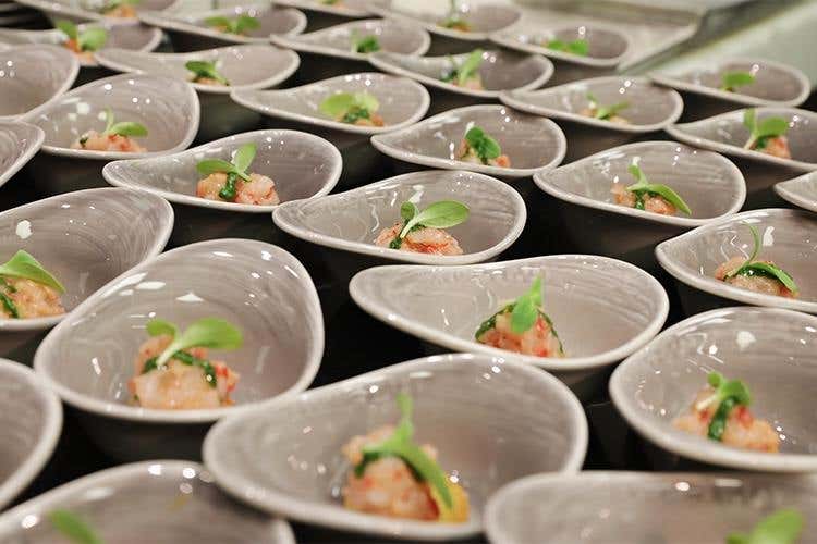Pane croccante, gambero e basilico