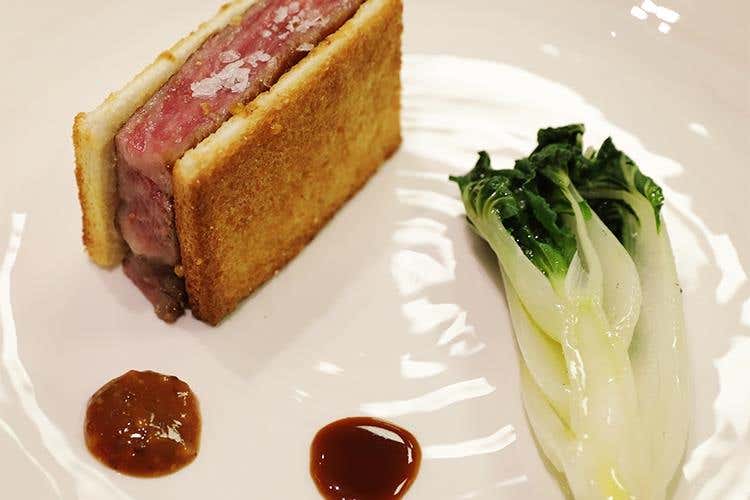 Roberto Conti - Toast di wagyu beef al bbq, salsa acidula e bietola novella