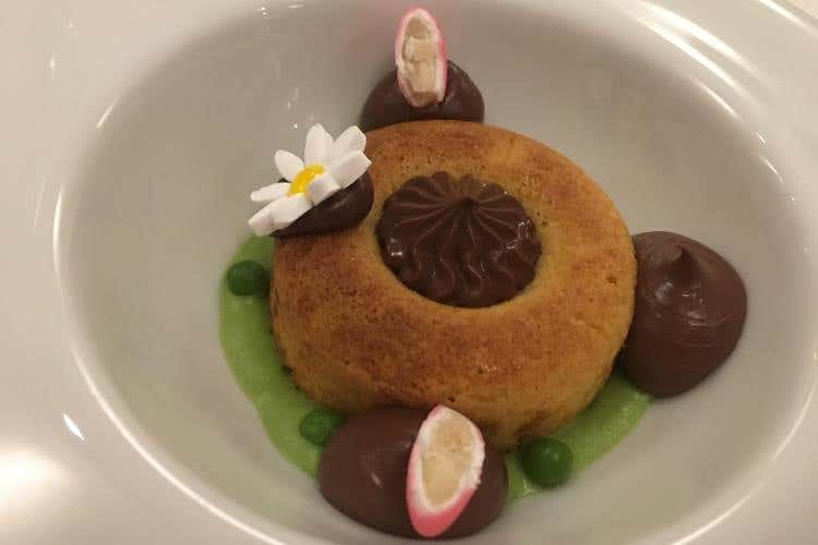 GnamBellina alle mandorle e olio extra vergine di oliva al profumo di limone, crema leggera alle mandorle e cioccolato al latte di soia su salsa di piselli e pistacchio - “Il mondo delle intolleranze”, prima cena 
L’alta cucina si dedica ai menu “senza”