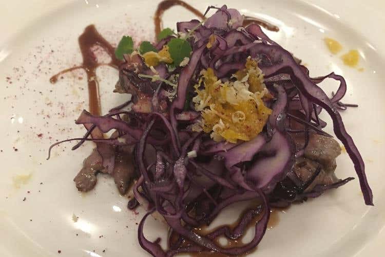  Millefoglie di noce fassone con cavolo cappuccio rosso, bottarga e riduzione di aceto balsamico - “Il mondo delle intolleranze”, prima cena 
L’alta cucina si dedica ai menu “senza”