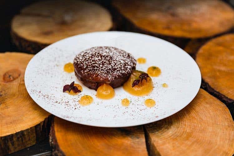 Superbia - torta sacher alla gianduia con confettura di pere e cardamomo (Il nuovo allegro menu del "Gola” Ai Parioli gusto e divertimento