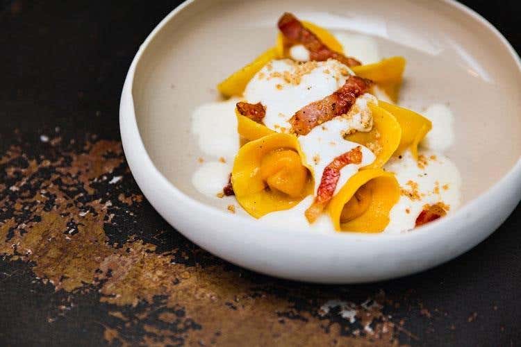 Stradizionale Amatriciana - Cappellaccio ripieno di amatriciana, con pecorino e croccante al pepe- (Il nuovo allegro menu del "Gola” Ai Parioli gusto e divertimento
