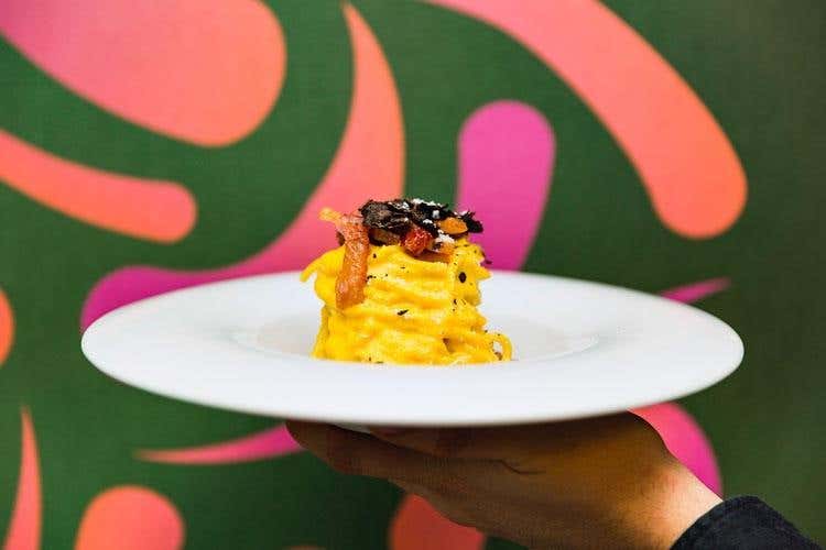 Stradizionali Carbonara - Spaghetto con uova biologiche, guanciale croccante e tartufo nero (Il nuovo allegro menu del "Gola” Ai Parioli gusto e divertimento