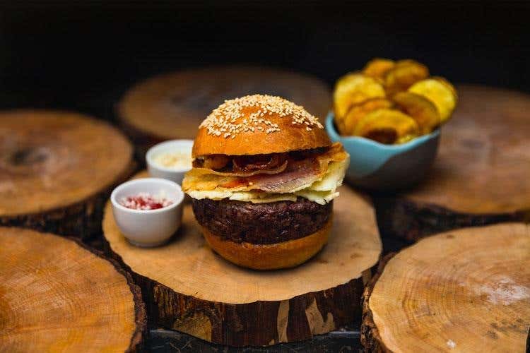 Griciaburger - 200 gr. di hamburger, pecorino stagionato, guanciale croccante, maionese al pepe e ketchup all'amatriciana e patatine chips (Il nuovo allegro menu del "Gola” Ai Parioli gusto e divertimento