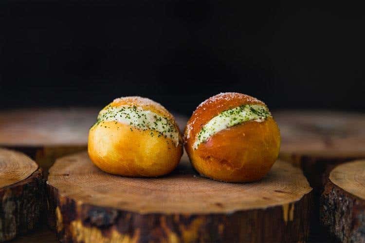 Bomba - Krapfen salato con burro francese, alici spagnole e timo (Il nuovo allegro menu del "Gola” Ai Parioli gusto e divertimento