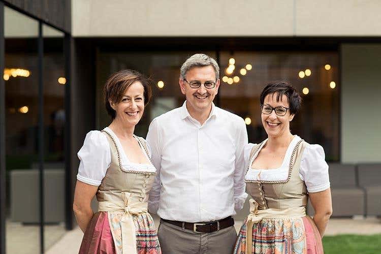 Eva, Daniel e Brigitte Zelger - foto: Florian andergassen (Il nuovo Hotel Pfösl 
Da vecchio maso a eco design hotel)