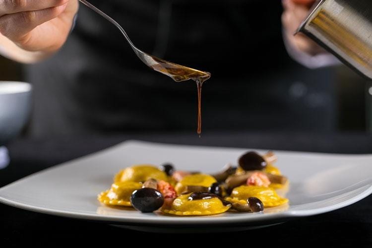 Tortelli ripieni di parmigiano con salsa ai pistacchi, limone e chips di carciofi (Il Podere di Marfisa 
Hotel, cucina e vitigni a Farnese)