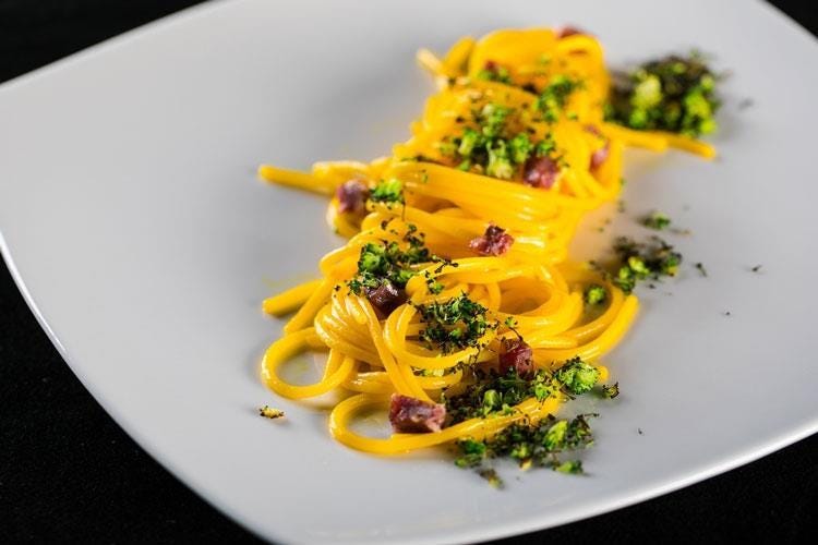 Spaghetti risottati nel brodo di vitello allo zafferano, susianella e broccoli (Il Podere di Marfisa 
Hotel, cucina e vitigni a Farnese)